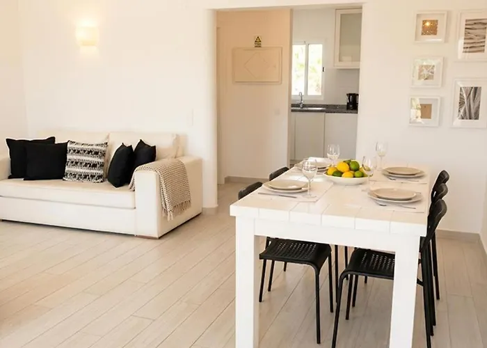 Beautiful Set In The Heart Of Quinta - Newly Refurbished